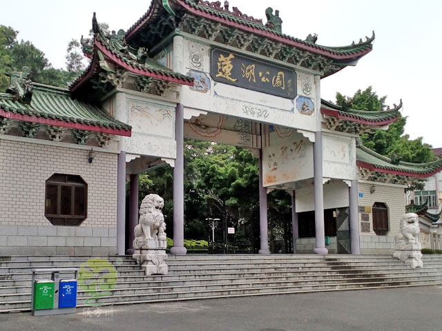 園林景區(qū)戶外鐵垃圾桶應(yīng)用實(shí)景圖